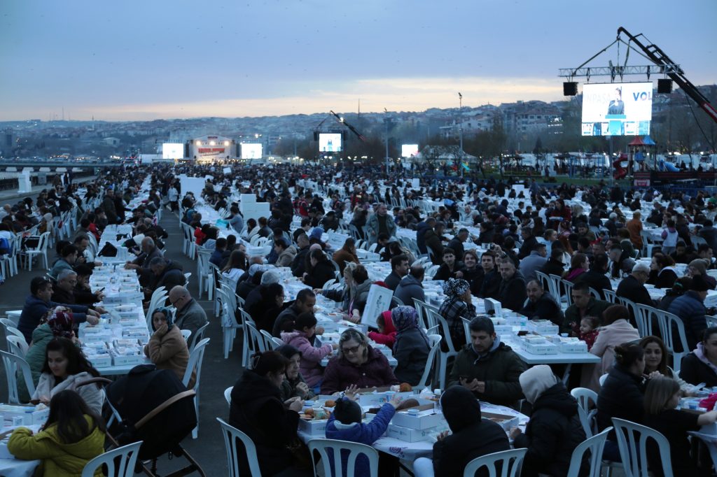 Rekor Katılımlı İftar: 11 Bin Kişi Aynı Sofrada Buluştu
