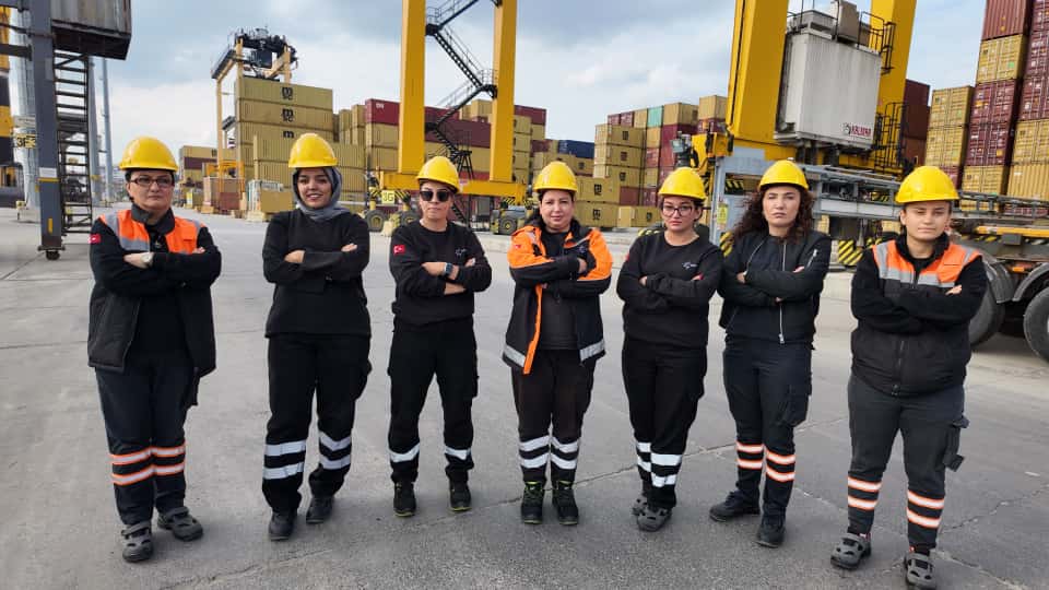 Kadınlar Limanın Yükünü Omuzluyor