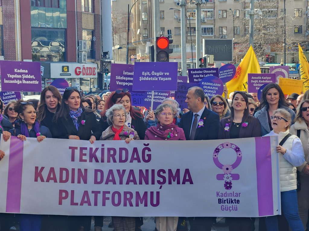 Tekirdağ’da Kadınlar 8 Mart’ta Uyardı: “Rol Biçmeyin, Öldürmeyin”