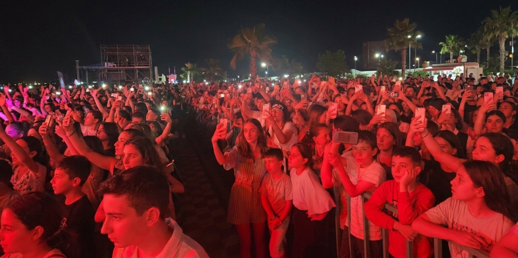 Merve Özbey ve Poizi, Kiraz Festivali’nde Hayranlarıyla Buluştu
